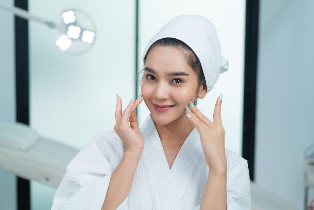 A happy woman smiles after a high-quality beauty treatment at a clinic in Bangkok.