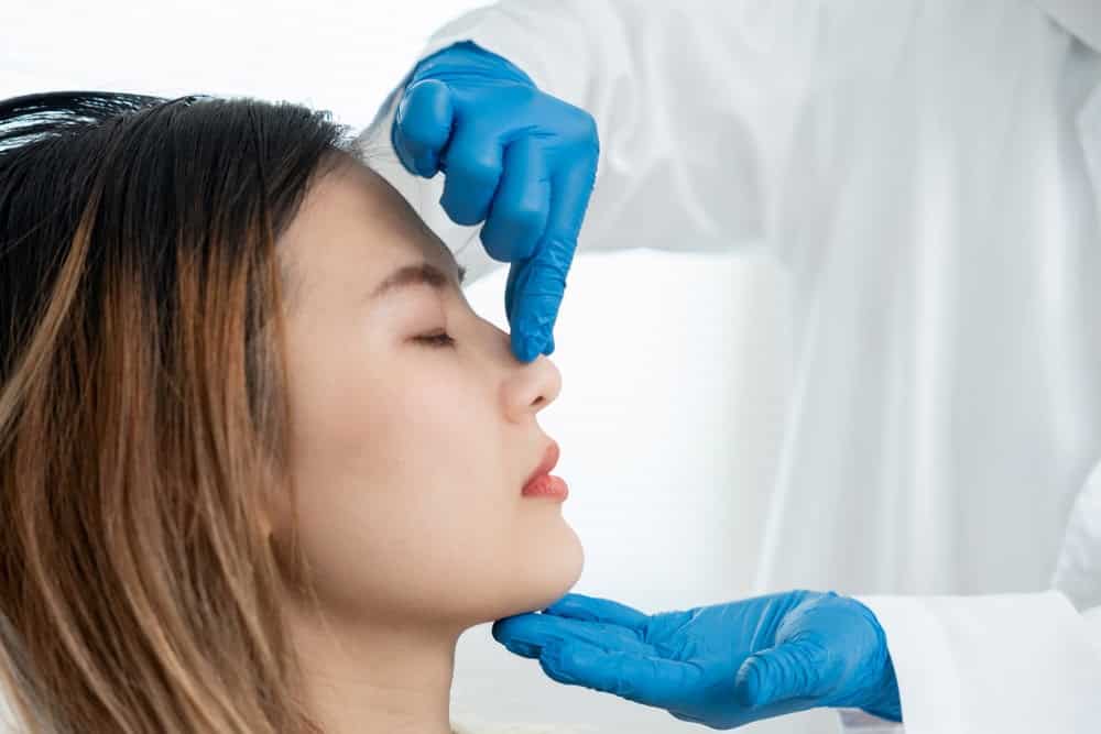 A patient consulting with a doctor about a rhinoplasty clinic in Bangkok