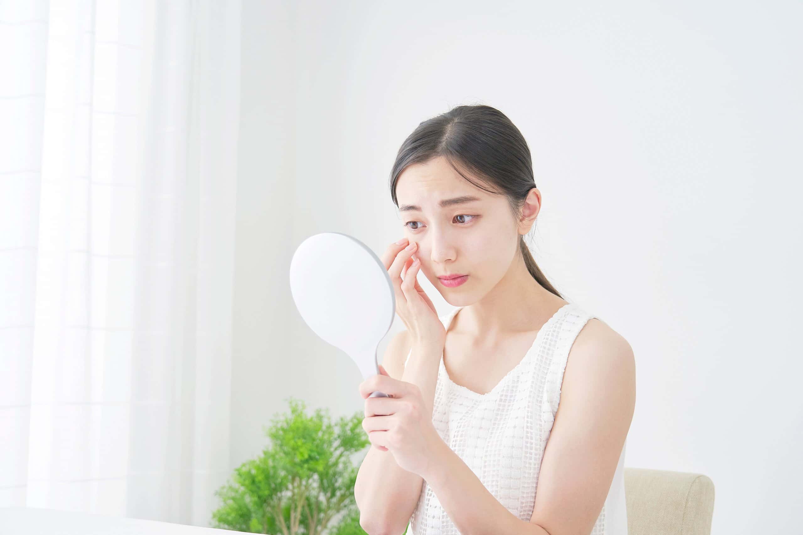 目の下脂肪除去をすると老けるって本当?