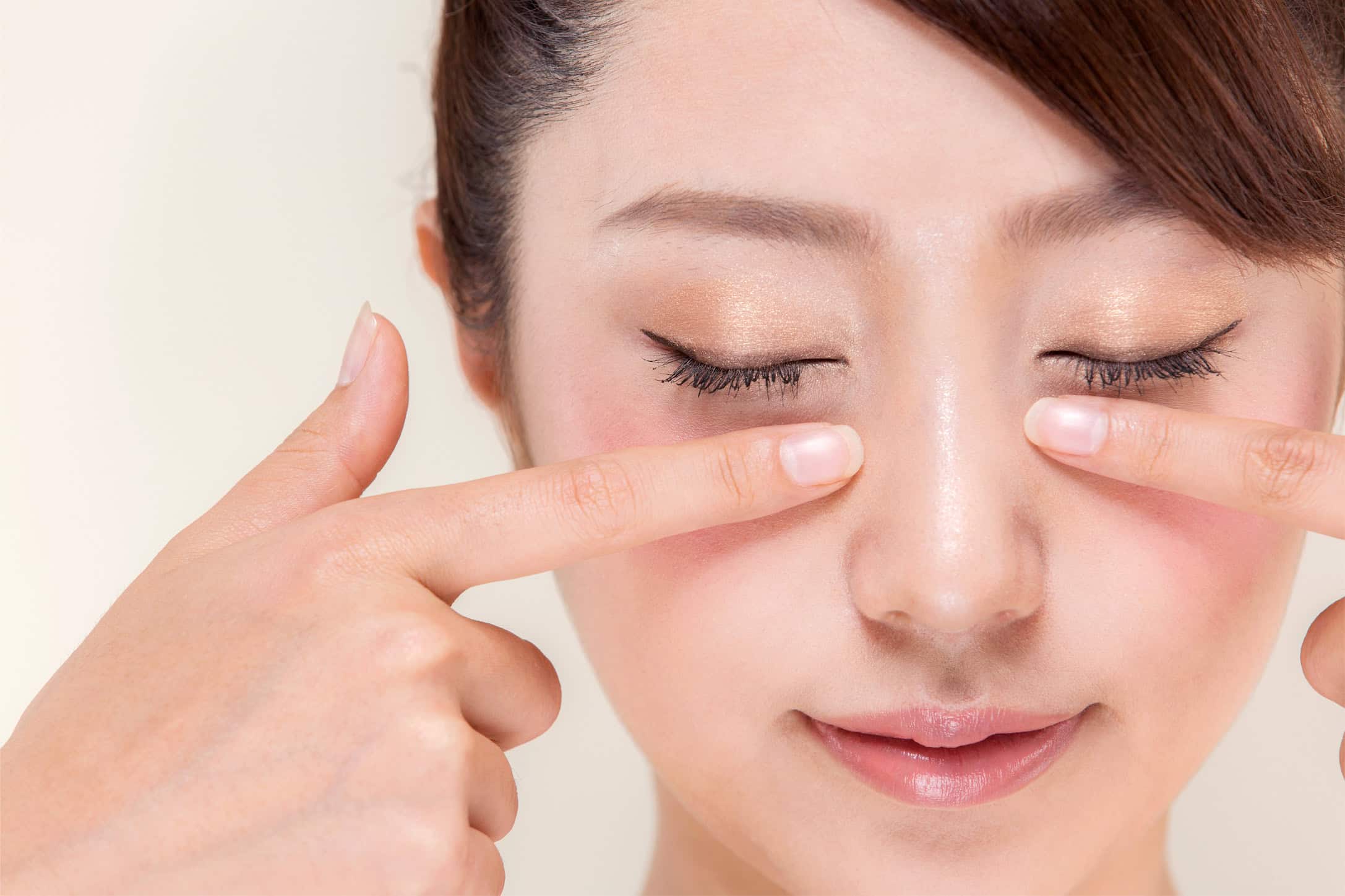 The,Woman,Is,Pointing,At,Her,Lower,Eyelid.